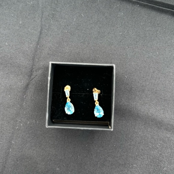 Beautiful Blue Topaz Earrings. 14k Yellow Gold - Picture 2 of 3